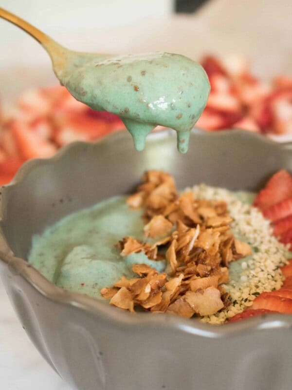 allergy relief spirulina smoothie bowl