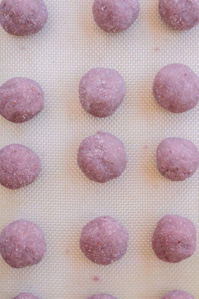 How to make no bake coconut balls with raspberry