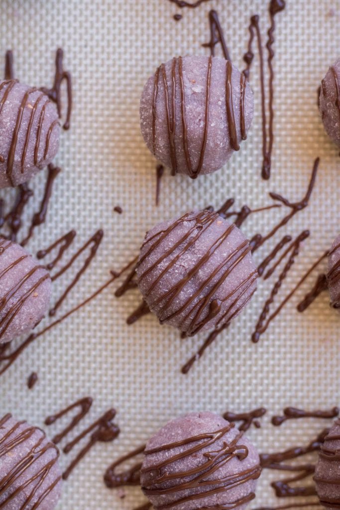 How to make no bake coconut balls with raspberry