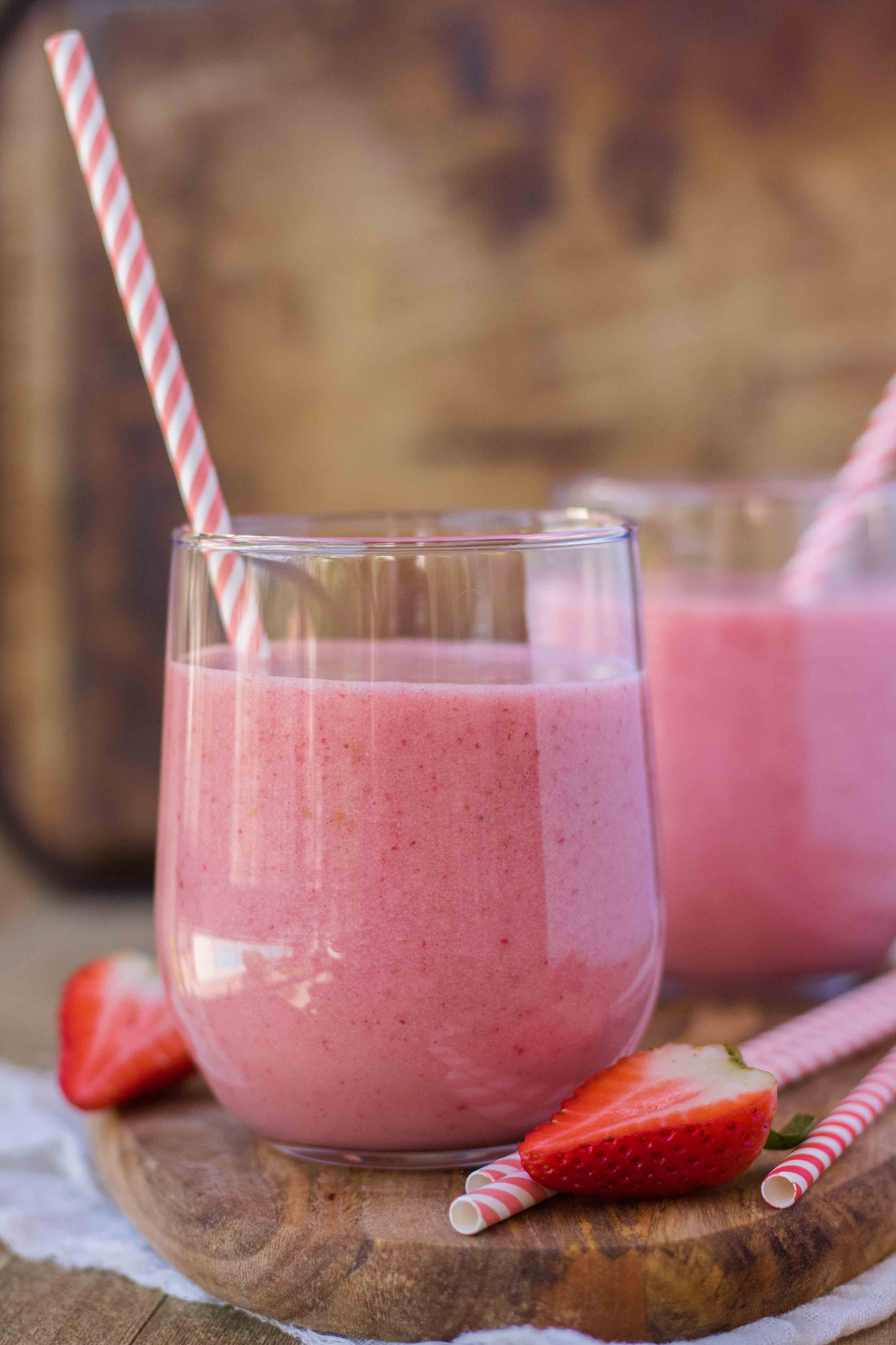 banana strawberry smoothie with yogurt