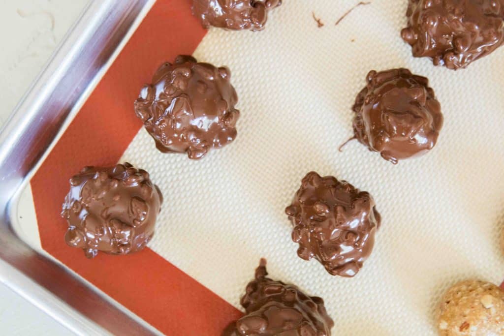 How to make almond no bake energy balls