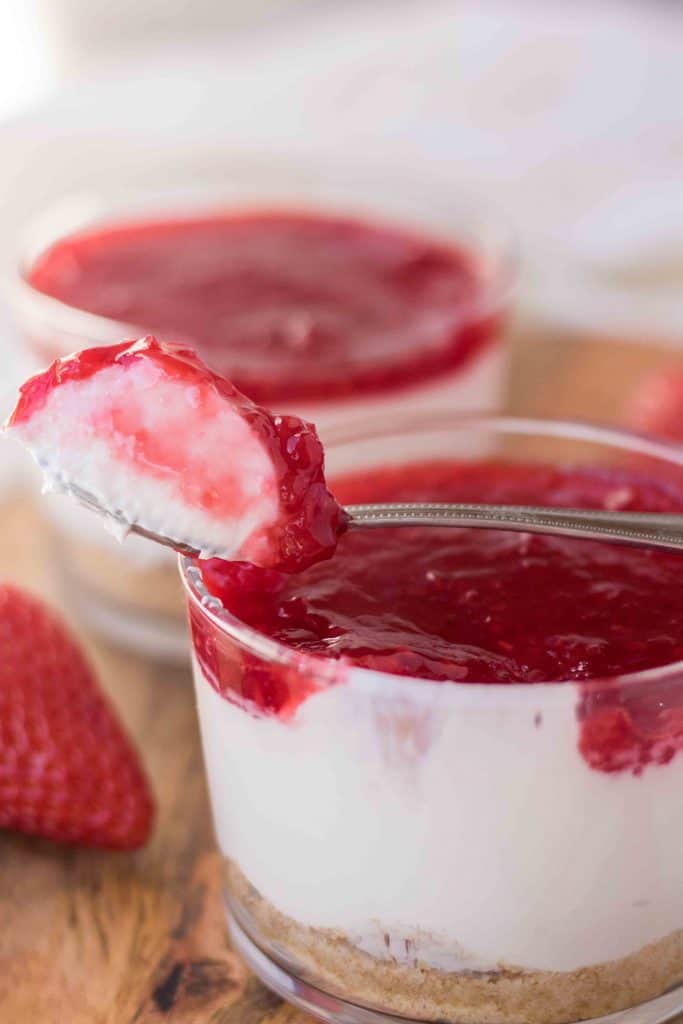 No bake cheesecake with berry jam