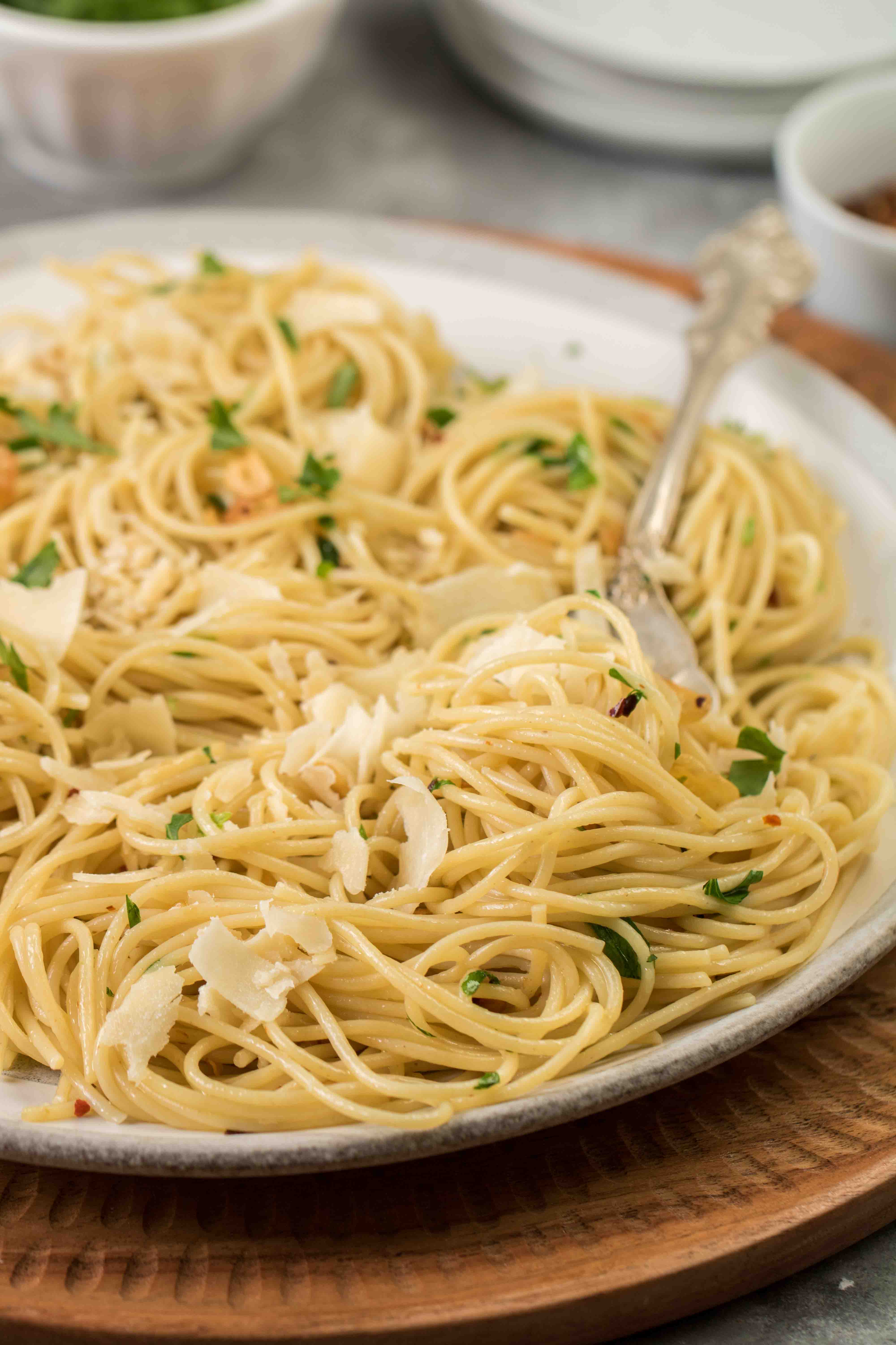 spaghetti aglio e olio with serving utensil
