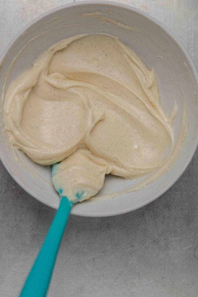 Step by step to make vanilla bean cinnamon roll icing