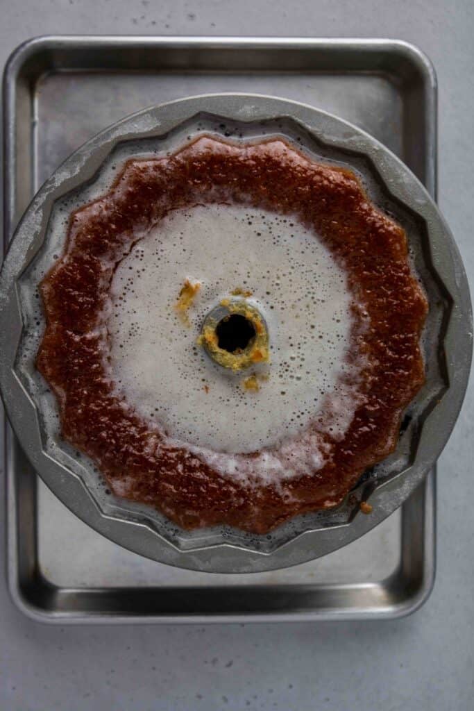 soaking crack cake in wine sauce