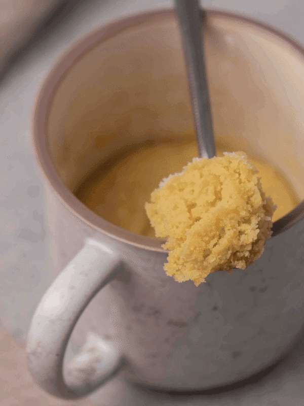 Mug sugar cookie in a spoon to see texture