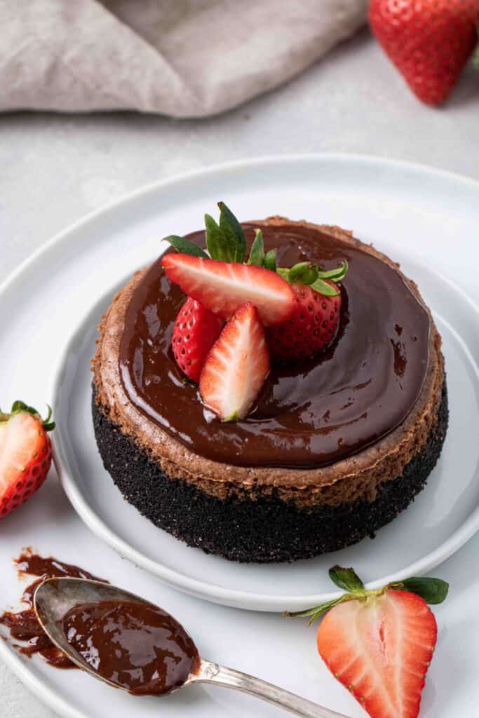 Mini chocolate cheesecake with ganache and strawberries