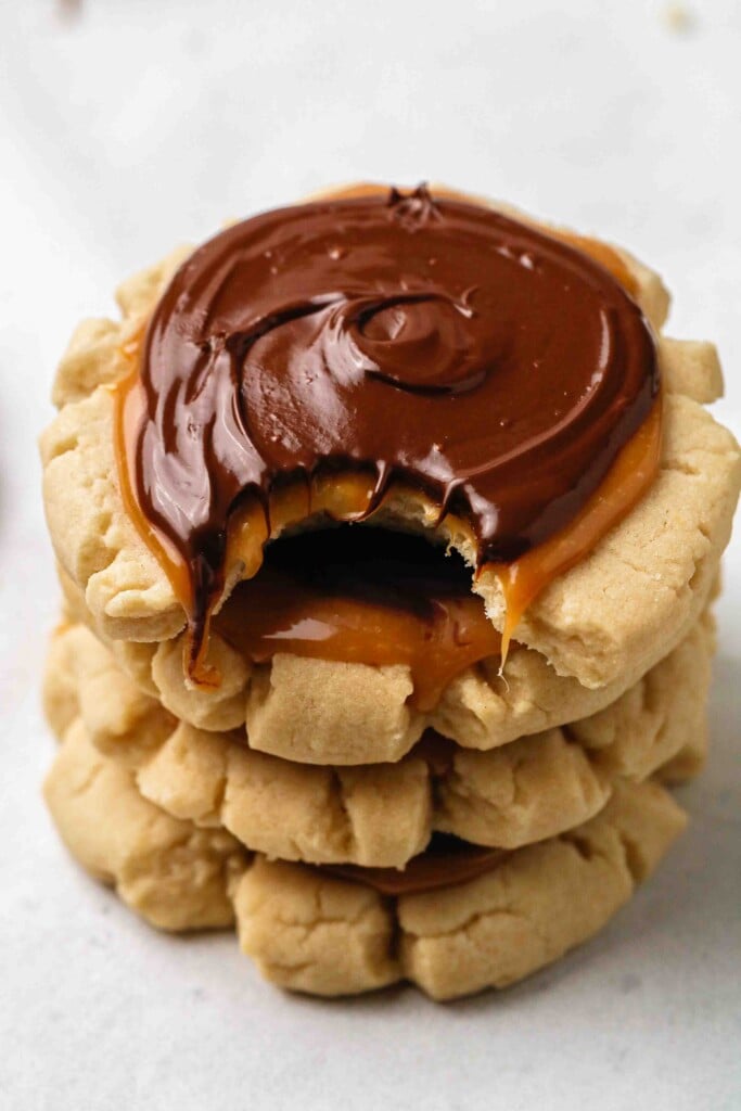 Chilled twix cookies