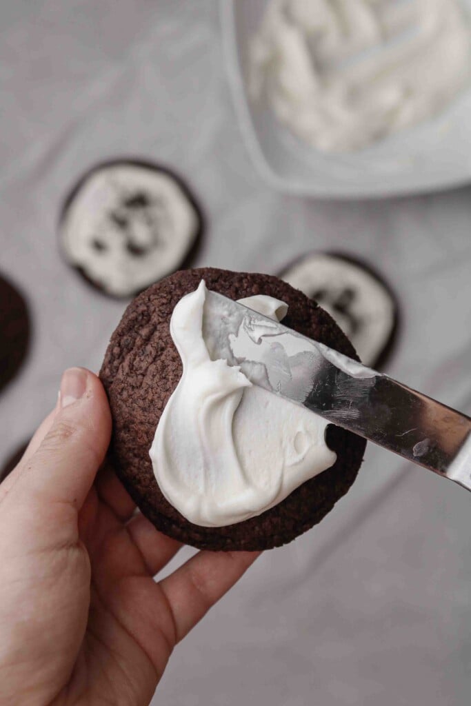 Frosting Oreo chocolate cookies