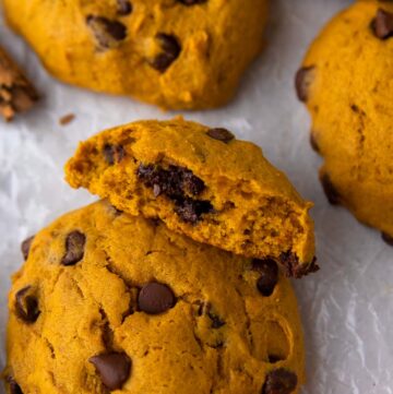 Crumbl pumpkin chocolate chip cookies