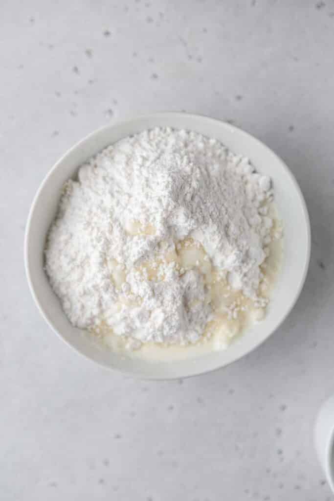 Confectioner sugar in a bowl