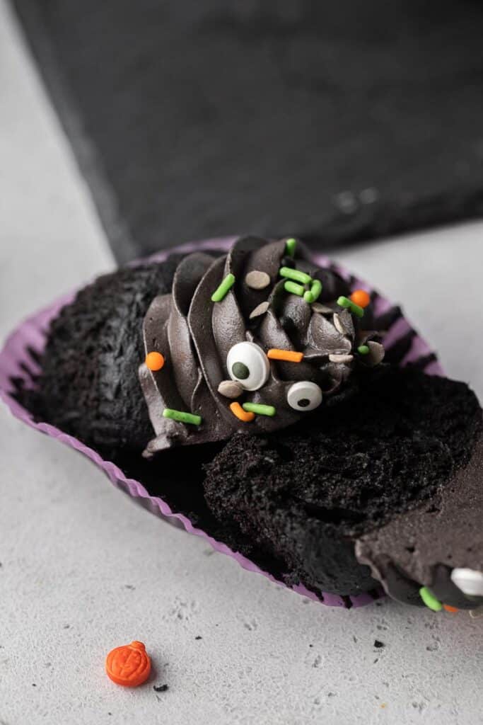 Halloween monster cupcakes | Black velvet cupcakes 
