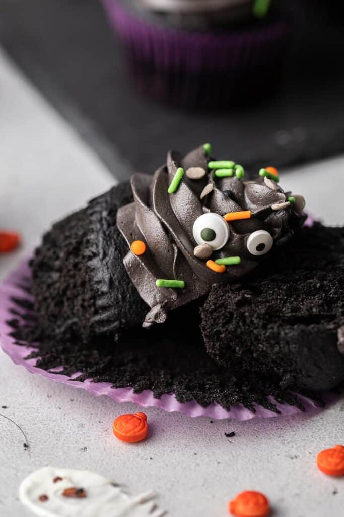Halloween monster cupcakes | Black velvet cupcakes 