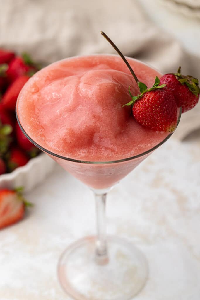 summer drink easy strawberry frosé 