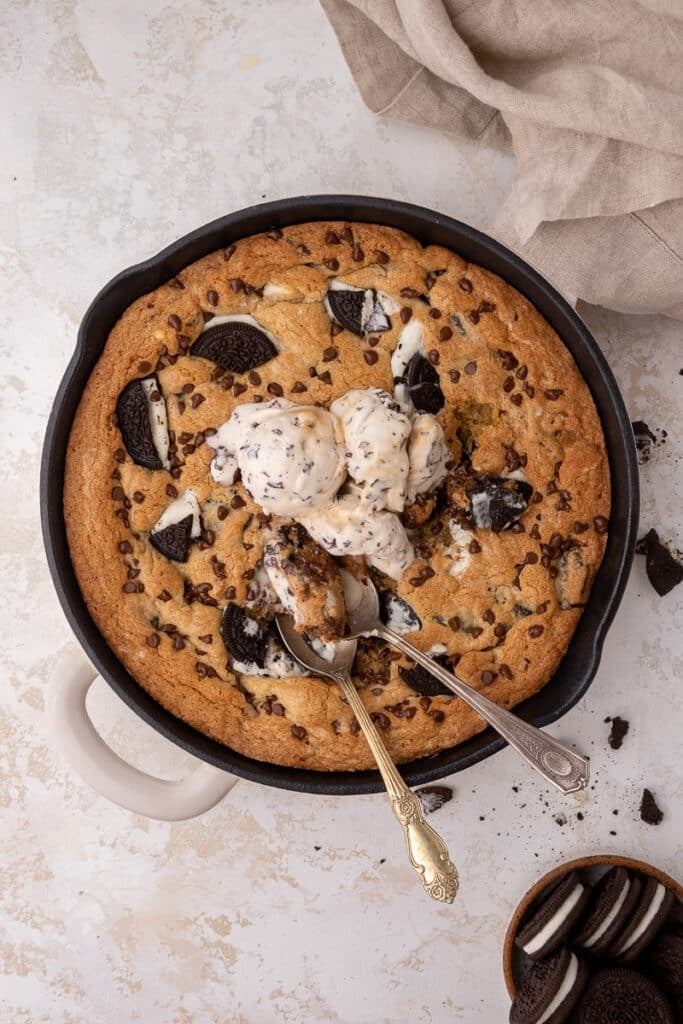 Cookies and cream skillet cookie with ice cream 