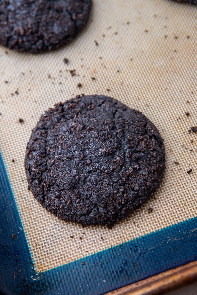 Black cocoa cookie