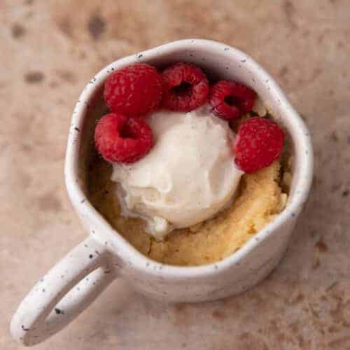 Molten 3 ingredient golden oreo mug cake