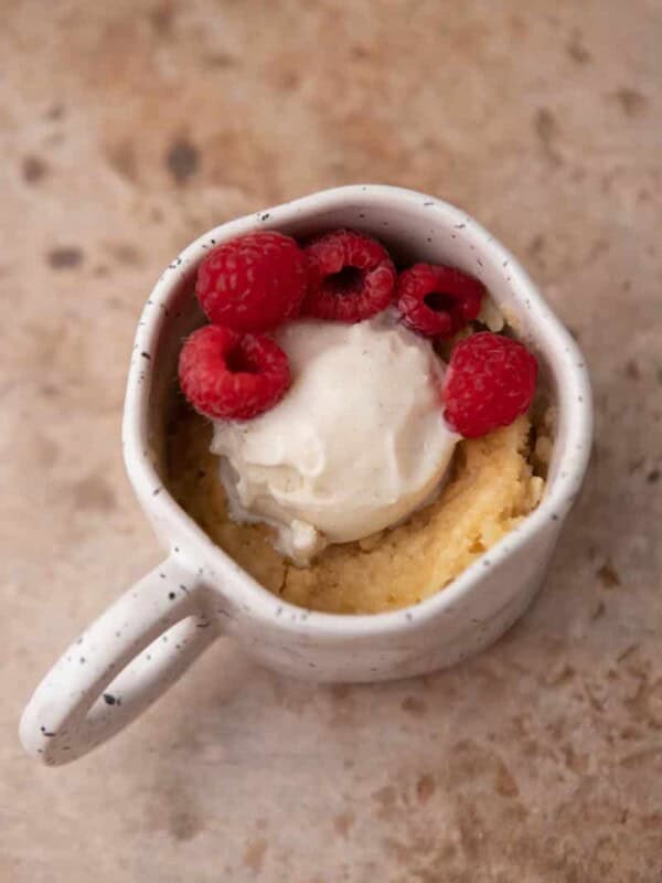 Molten 3 ingredient golden oreo mug cake