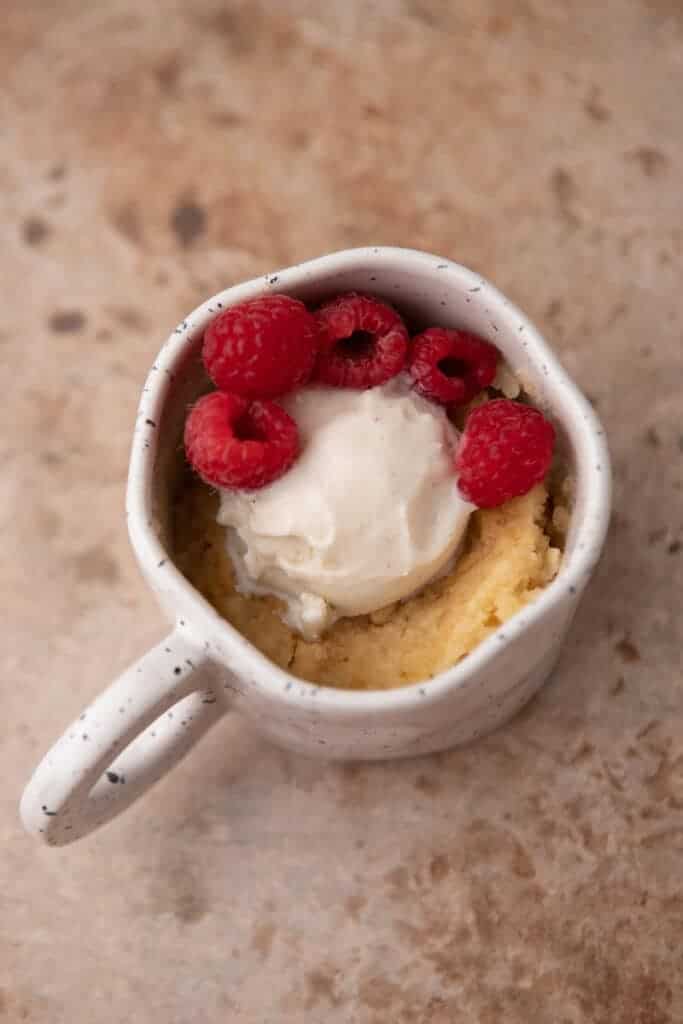 Molten 3 ingredient golden oreo mug cake