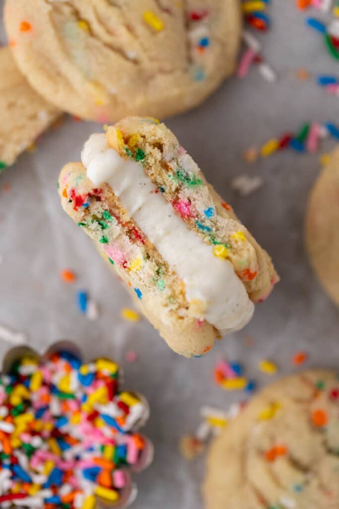 Sprinkle sugar cookies with ice cream in the center