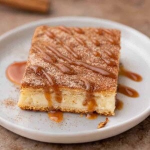 Churro cheesecake bars with caramel