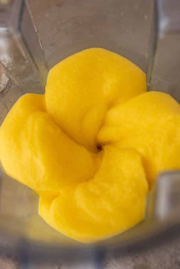 Frozen mango margarita