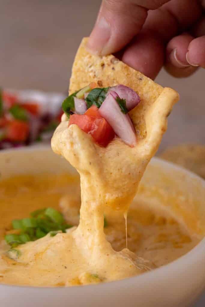 Chip holding queso