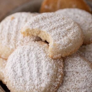 close up of a loosely piled group of cornstarch cookies