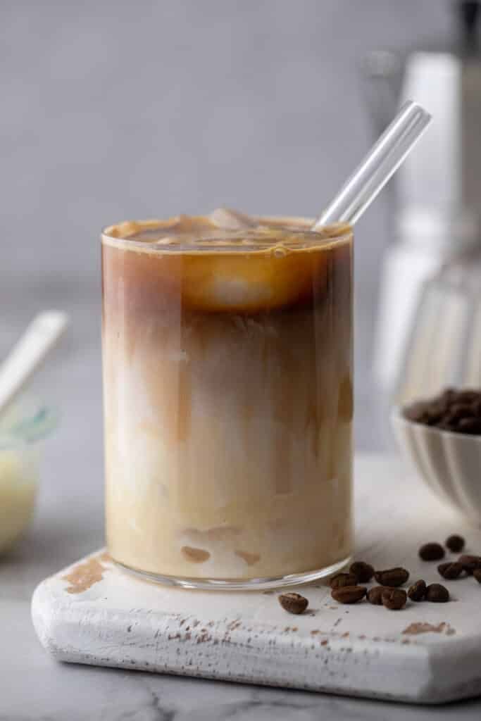 a spanish latte recipe in a cup with a straw
