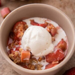 strawberry rhubarb crisp recipe in a bowl