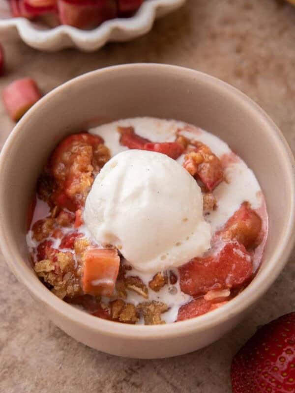 strawberry rhubarb crisp recipe in a bowl