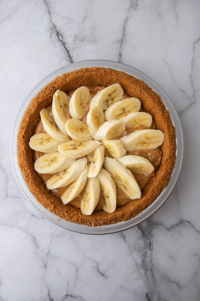 banana slices on the dulce de leche