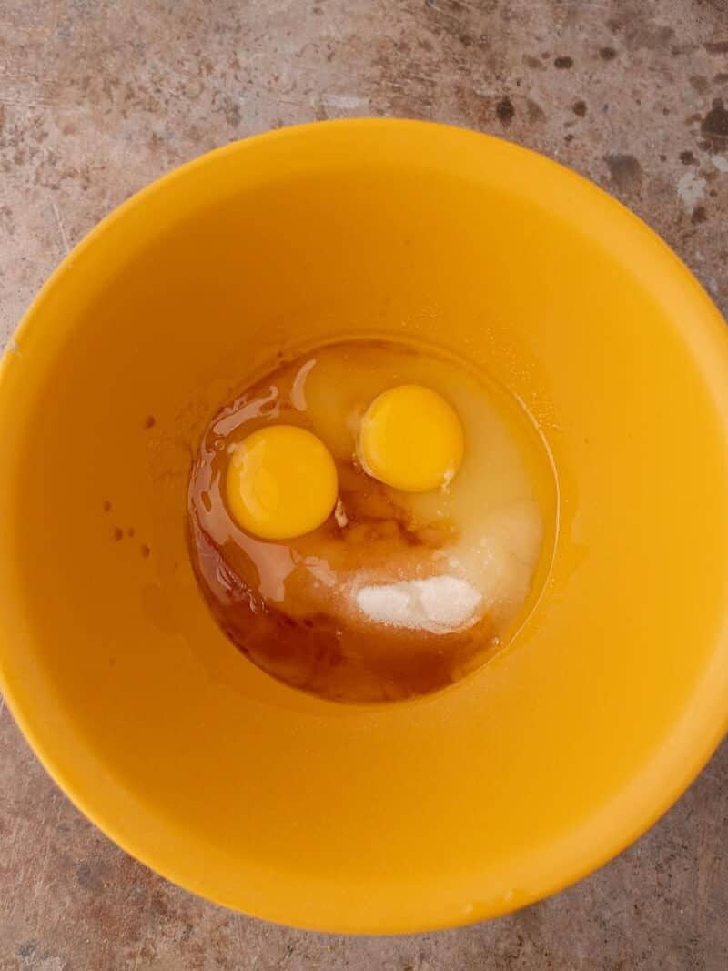 Wet ingredients in a bowl befor emixing